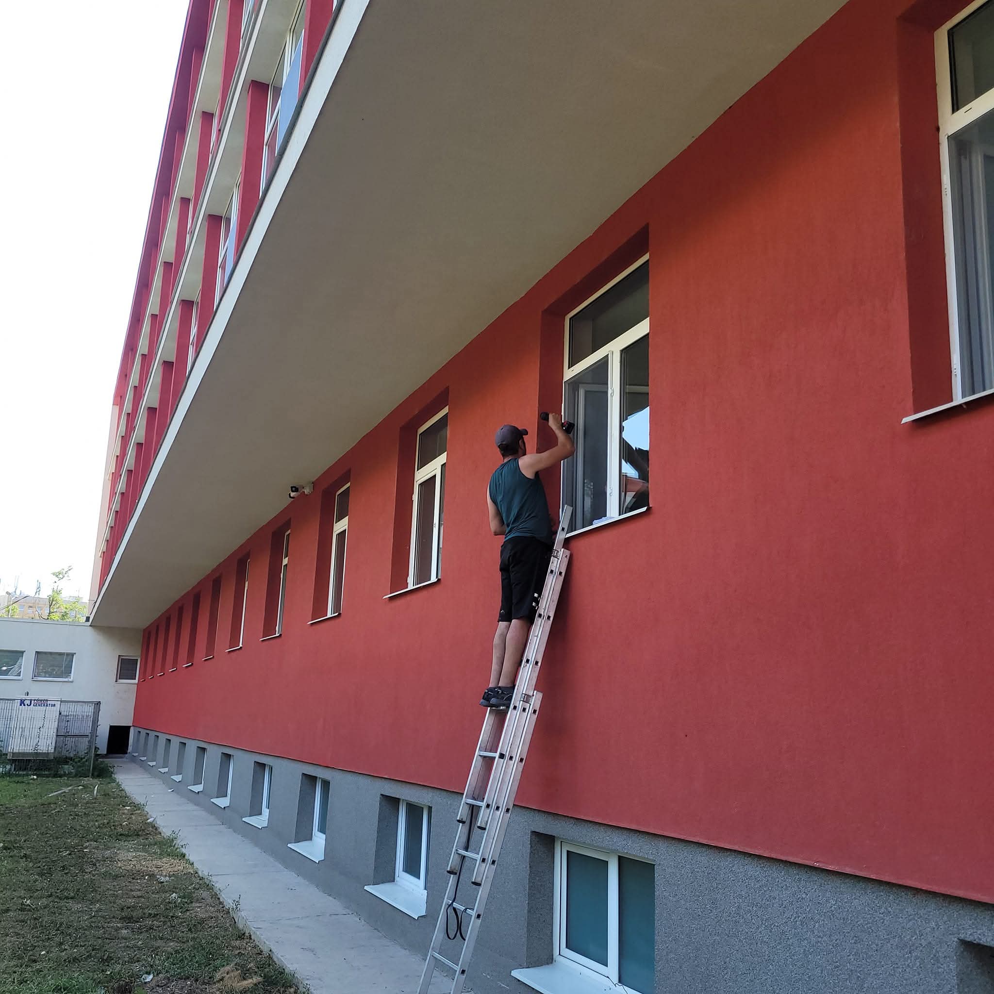 Lucrare COSTI SYSTEM 40 — termopane, uși PVC și sisteme de umbrire