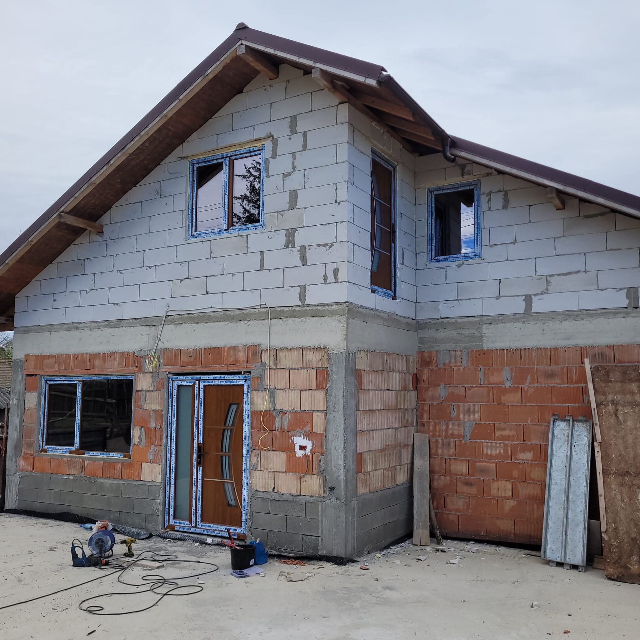Lucrare COSTI SYSTEM 18 — termopane, uși PVC și sisteme de umbrire