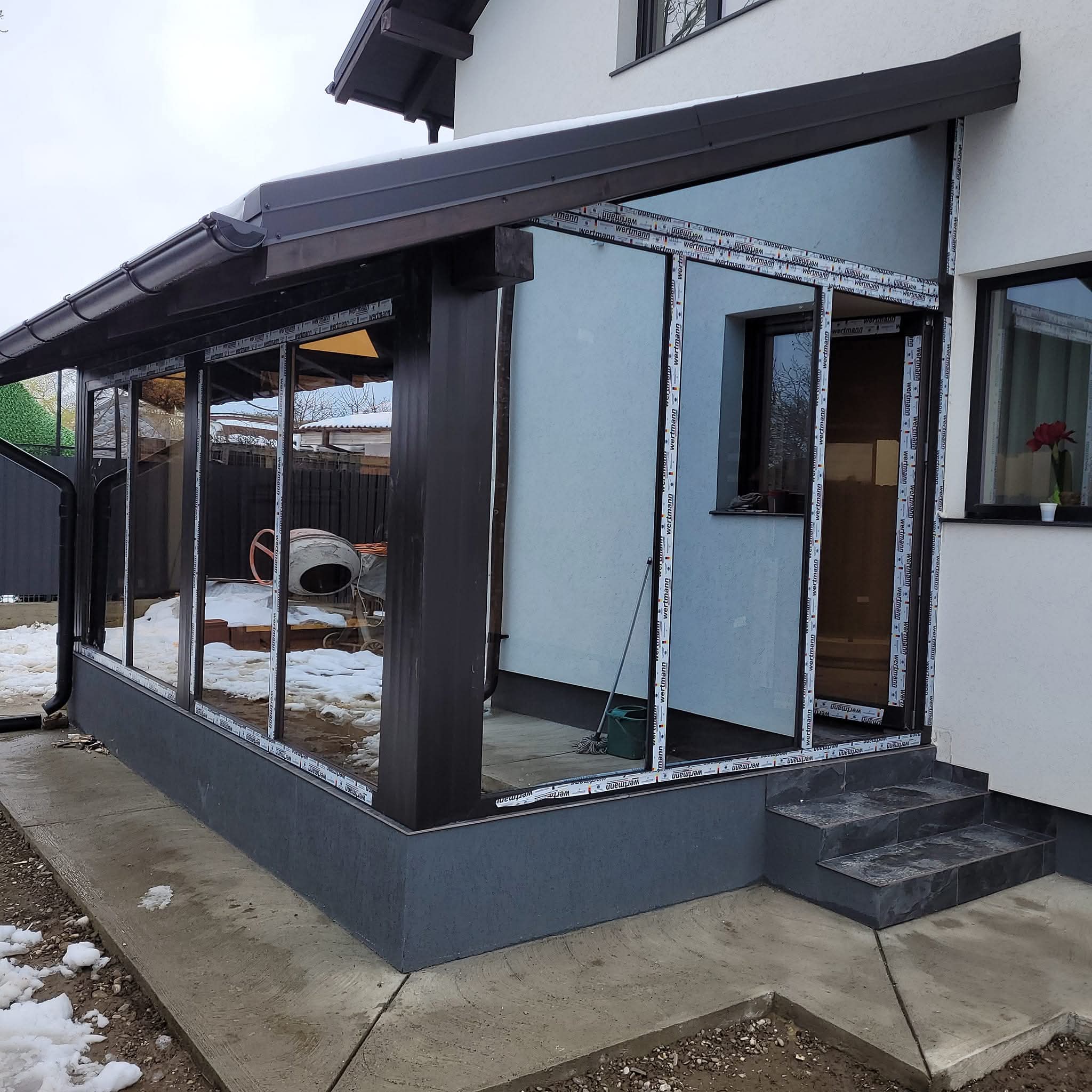 Lucrare COSTI SYSTEM 27 — termopane, uși PVC și sisteme de umbrire