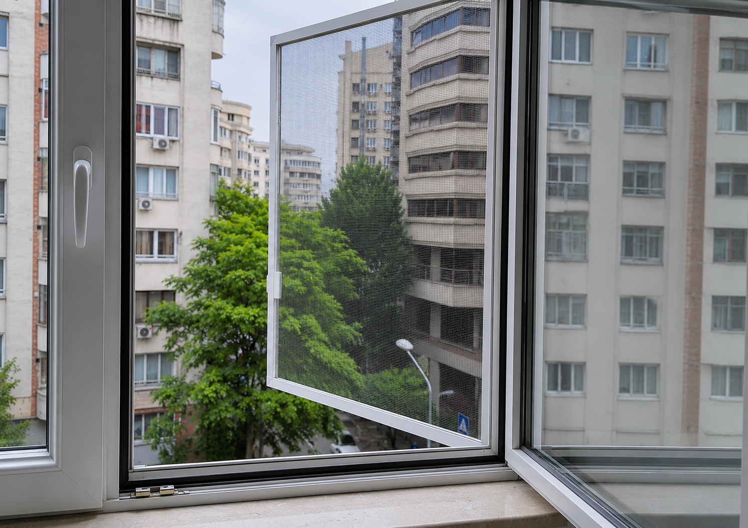 Plasă insecte cu balamale și structură metalică